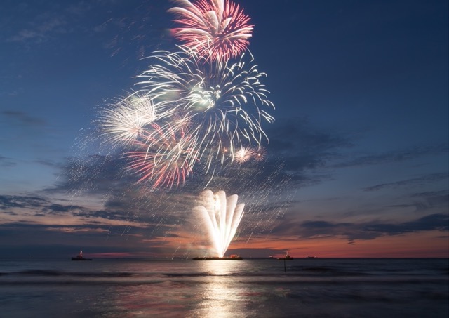 An unforgettable explosion of colour over the water — South Devon’s coastal fireworks displays light up the summer sky in Paignton as part of Paignton Festival