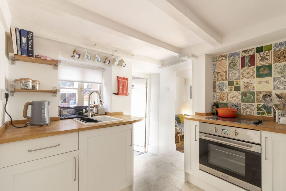 A fully equipped kitchen in a holiday cottage in South Devon